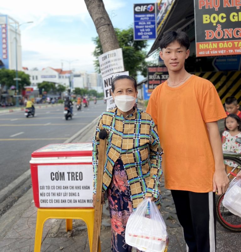 Quán cơm treo ‘no bụng ấm lòng’, lan tỏa yêu thương giữa TP.HCM vội vã