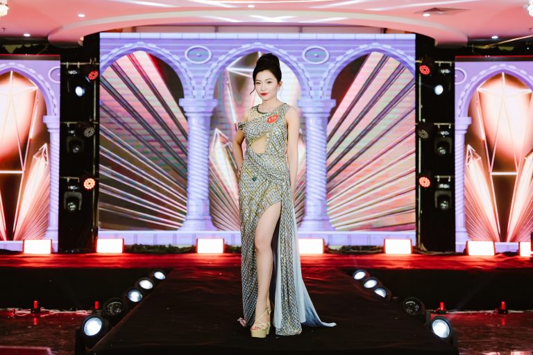 Lê Kiều Dung Khoe Nhan Sắc “Bạch Nguyệt Quang” Trong Đêm Bán Kết Hoa Hậu Doanh Nhân Việt Nam Toàn Cầu 2025