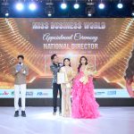 Hạnh Nguyên tự hào trong khoảnh khắc được Danh ca – nhạc sĩ Ngọc Sơn trao bằng chứng nhận Miss Global Ambassador