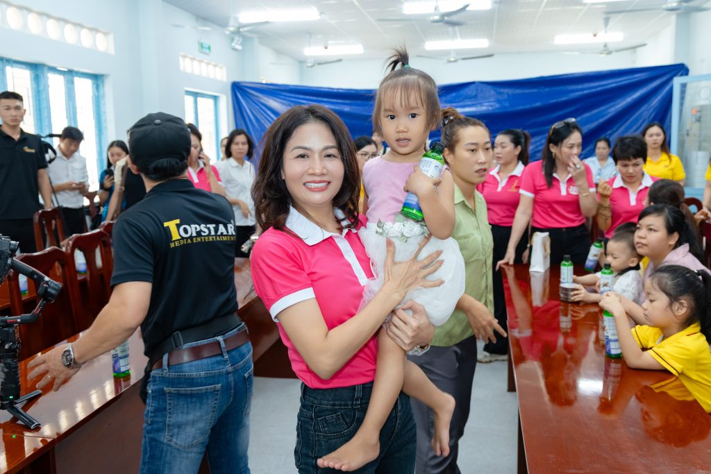 Doanh nhân Đoàn Thị Minh Toán tỏa sáng nhân ái trong Gala “Hành trình tỏa sáng”