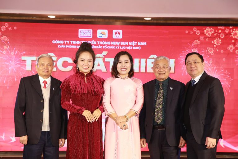 Hoa hậu Nhân ái Ngô Thị Hoàng Ngân và dấu ấn tri ân tại ngày hội tụ tinh hoa Kỷ lục Việt