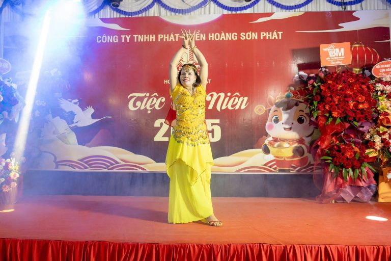 Hoa hậu Toàn năng Nguyễn Thị Hương cùng tập thể Hoàng Sơn Phát tưng bừng đón Xuân Bính Ngọ