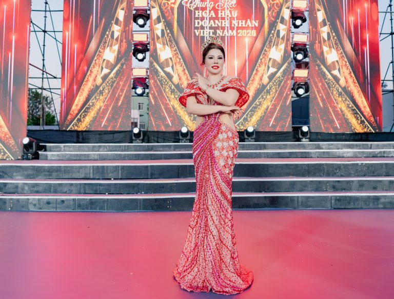 Hoa hậu Toàn năng Nguyễn Thị Hương gây ấn tượng với nhan sắc mặn mà sau nửa năm đăng quang