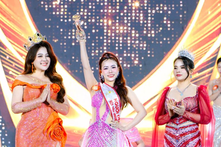 Nữ doanh nhân Huỳnh Thị Bích tỏa sáng với nụ cười thân thiện tại Hoa hậu Doanh nhân Việt Nam 2026