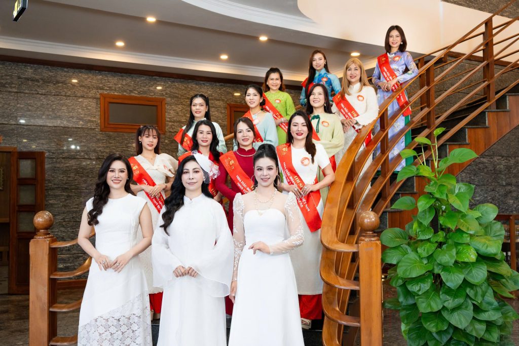 Dàn thí sinh Hoa hậu Doanh nhân Việt Nam 2026 gây bất ngờ với nhan sắc rạng rỡ trong tà áo dài