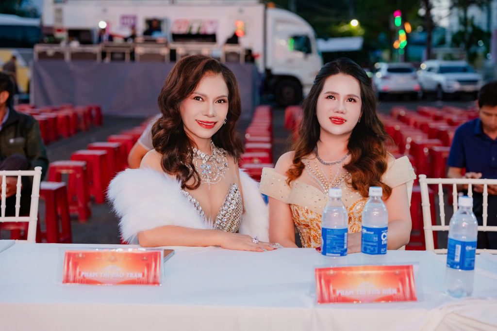 Người đẹp Hồng Liên rạng rỡ trong đêm chung kết Hoa hậu Doanh nhân Việt Nam 2026 tại quê nhà