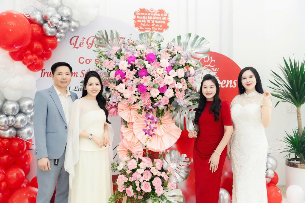 Hoa hậu Phạm Duy và Chu Thị Hồng Hoa dự khai trương Nhung Lens cơ sở 3