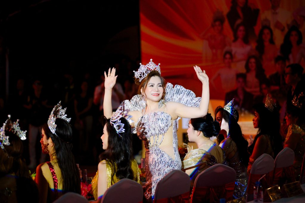 Tái xuất sau ba tháng đăng quang, Hoa hậu Nhân ái Nguyễn Thị Hồng Lan nhận “cơn mưa” lời khen với nhan sắc thăng hạng